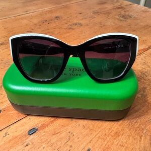 Kate Spade Yolanda
Black-White/Grey Gradient
Women's Sunglasses